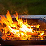 Tuli-grillin pesässä voit käyttää polttopuita tai grillihiiliä.